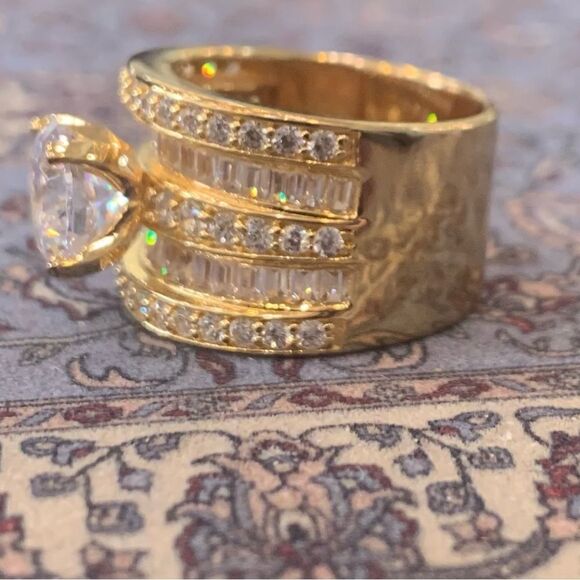 Beautiful size 7 ring with large center stone and rounds a baguettes beside - Picture 4 of 5